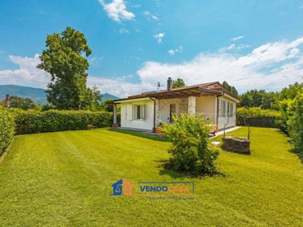 casa indipendente in vendita a Massa in zona Marina dei Ronchi