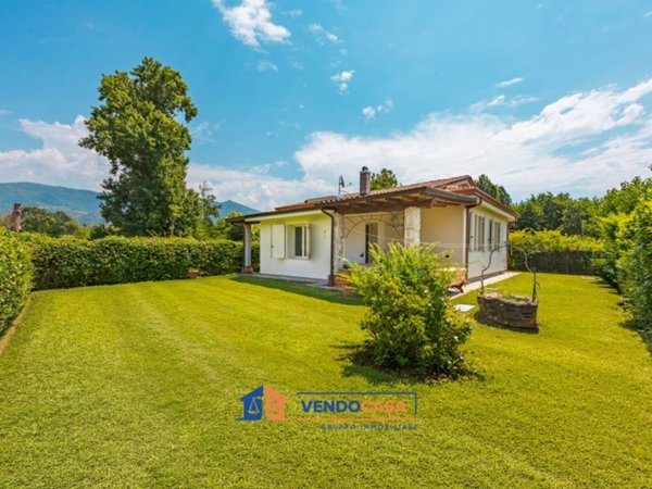 casa indipendente in vendita a Massa