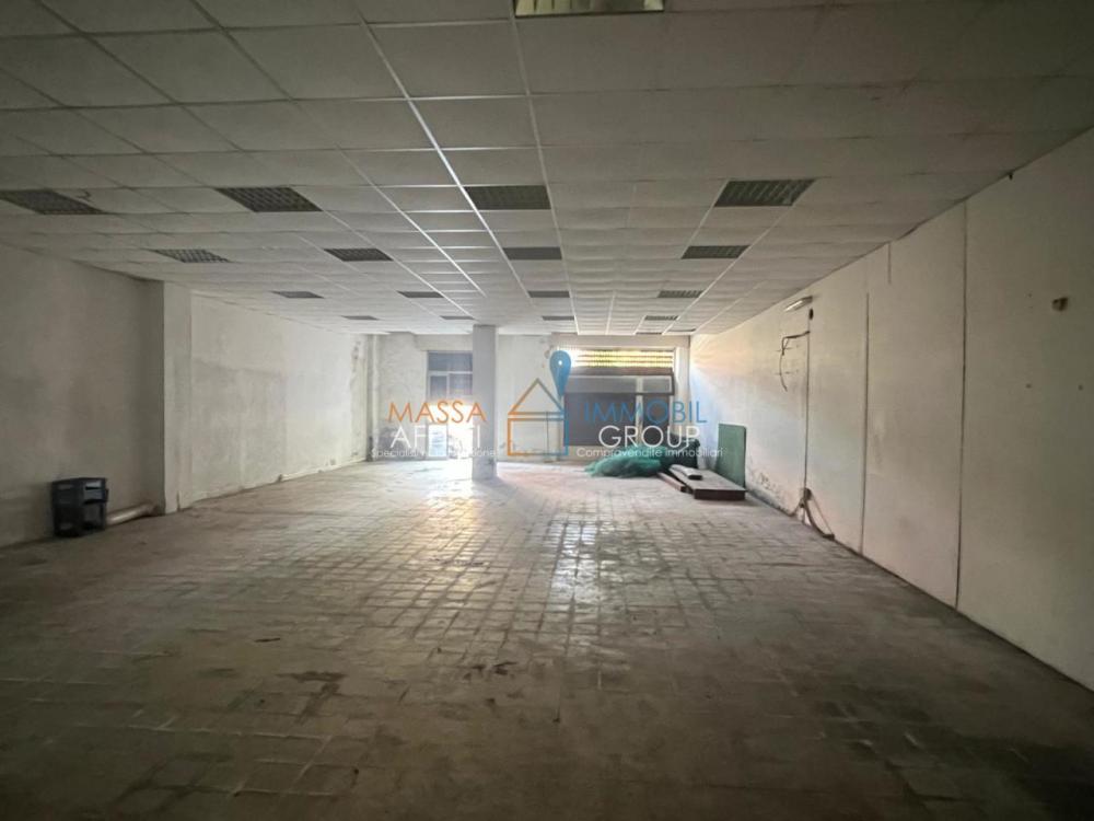 locale di sgombero in vendita a Massa in zona Quercioli