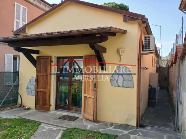 casa indipendente in vendita a Massa in zona Marina di Massa
