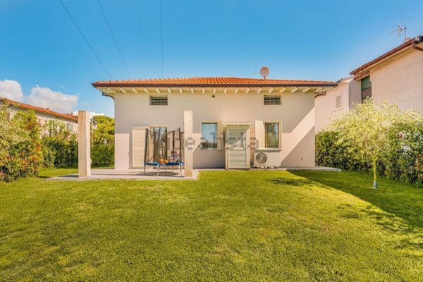 casa indipendente in vendita a Massa in zona Marina di Massa