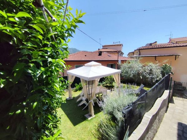 appartamento in vendita a Massa in zona Castagnola