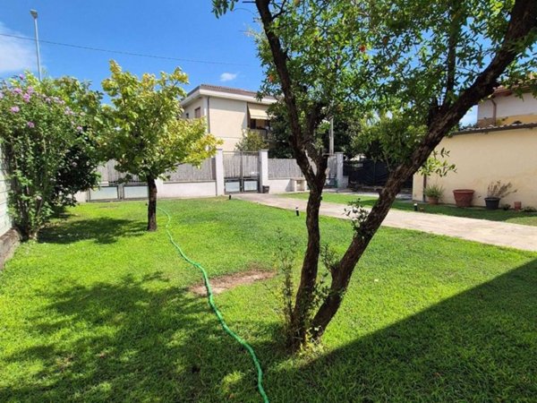 casa indipendente in vendita a Massa