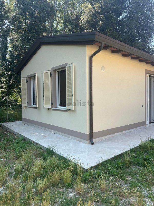 casa indipendente in vendita a Massa in zona Marina dei Ronchi