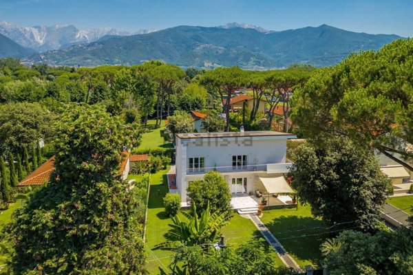casa indipendente in vendita a Massa in zona Marina dei Ronchi