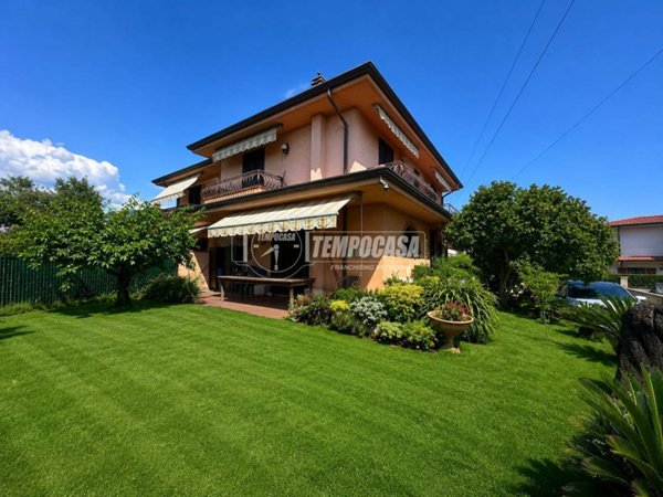 casa indipendente in vendita a Massa in zona Quercioli