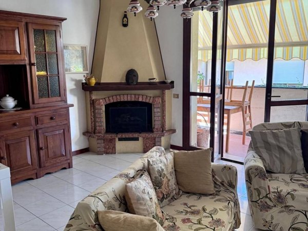 casa indipendente in vendita a Massa