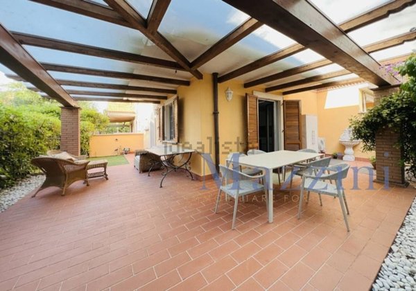 casa indipendente in vendita a Massa in zona Marina dei Ronchi