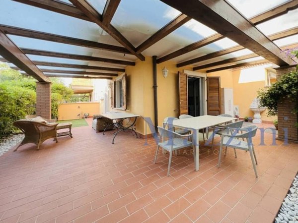 casa indipendente in vendita a Massa in zona Marina di Massa
