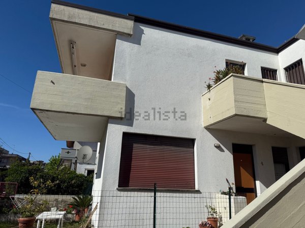 appartamento in vendita a Massa in zona Marina dei Ronchi