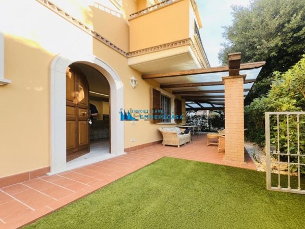 casa indipendente in vendita a Massa in zona Marina dei Ronchi