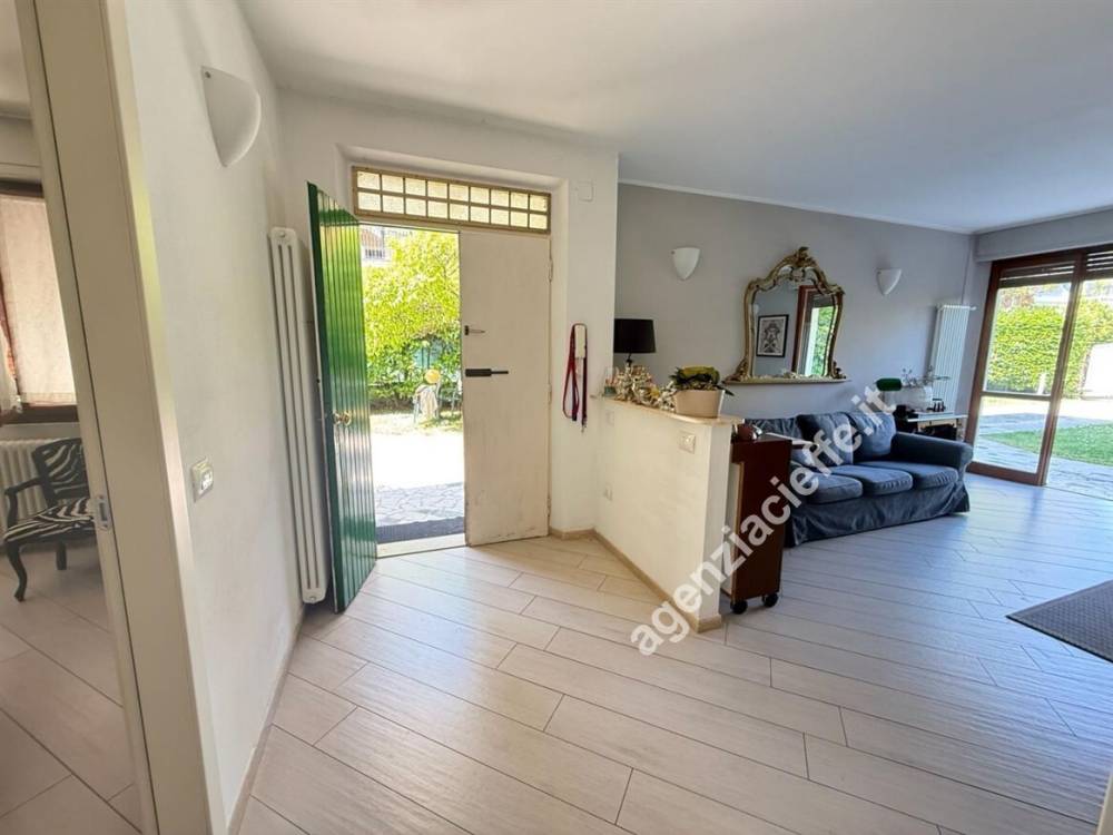 casa indipendente in vendita a Massa in zona Marina dei Ronchi