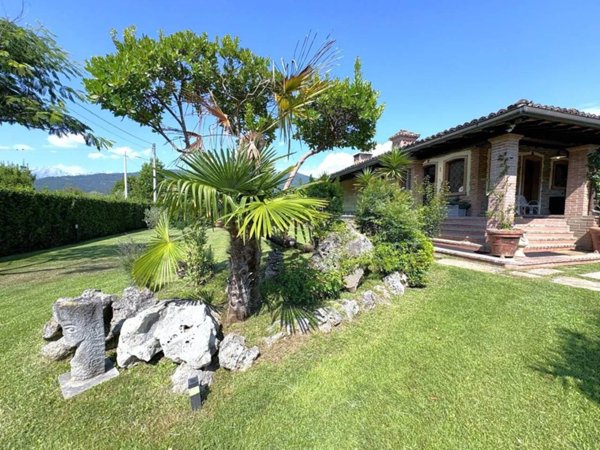 casa indipendente in vendita a Massa in zona Poveromo