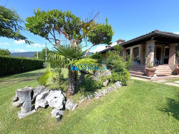 casa indipendente in vendita a Massa in zona Poveromo