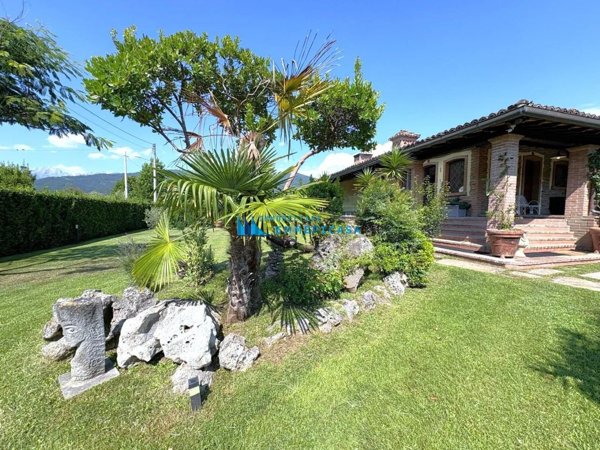 casa indipendente in vendita a Massa in zona Poveromo