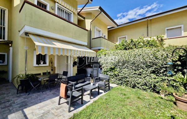 casa indipendente in vendita a Massa in zona Marina di Massa