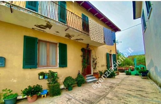 casa indipendente in vendita a Massa in zona Quercioli