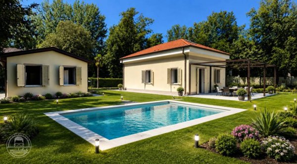 casa indipendente in vendita a Massa in zona Marina dei Ronchi