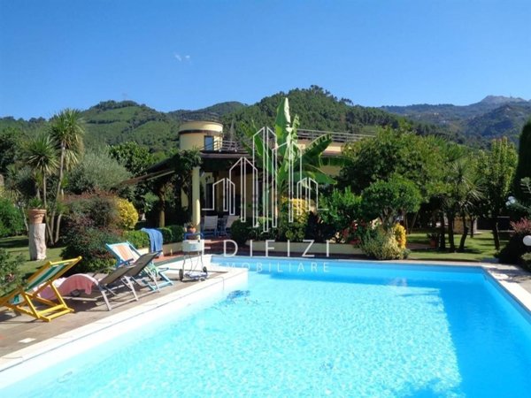 casa indipendente in vendita a Massa in zona Quercioli