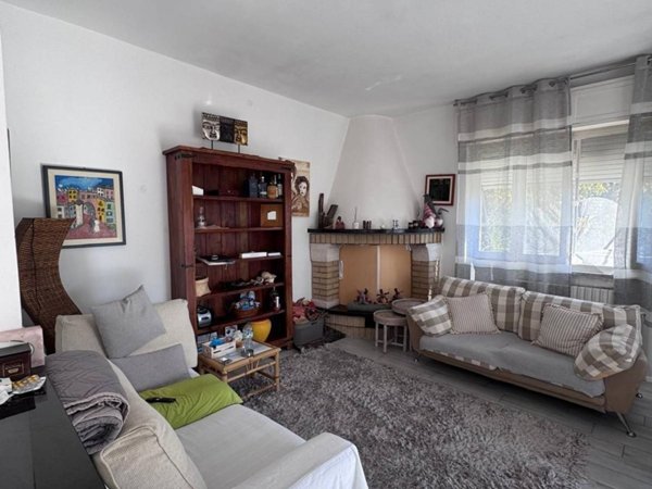 casa indipendente in vendita a Massa in zona Marina di Massa
