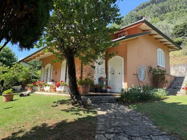 casa indipendente in vendita a Massa