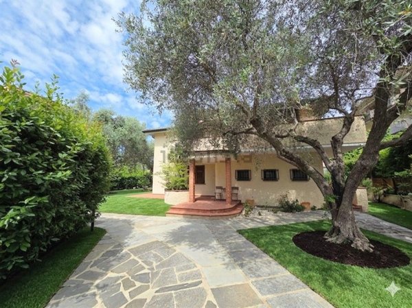 casa indipendente in vendita a Massa