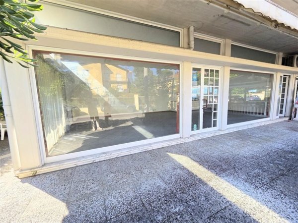 negozio in vendita a Massa in zona Marina dei Ronchi