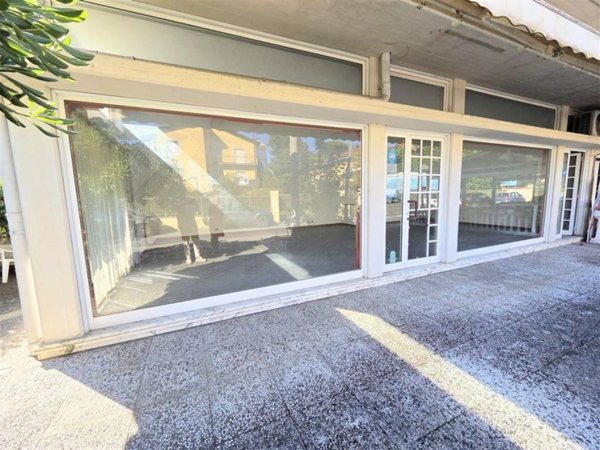 negozio in vendita a Massa in zona Marina dei Ronchi