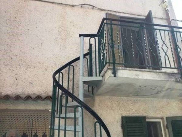 casa indipendente in vendita a Massa in zona Pariana