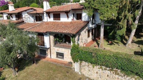casa indipendente in vendita a Massa