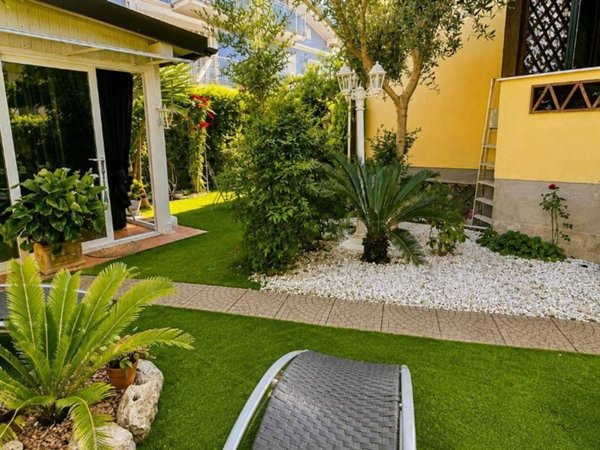 appartamento in vendita a Massa in zona Marina dei Ronchi
