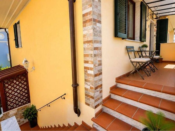 appartamento in vendita a Massa in zona Marina dei Ronchi