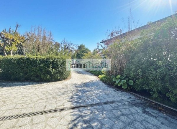 casa indipendente in vendita a Massa in zona Quercioli