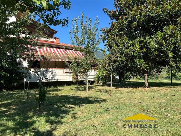 casa indipendente in vendita a Massa in zona Quercioli