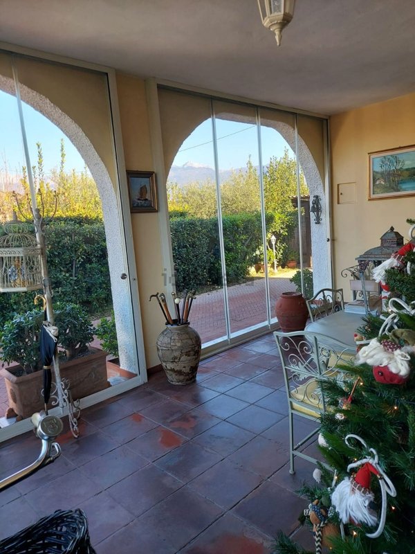 casa indipendente in vendita a Massa in zona Marina di Massa