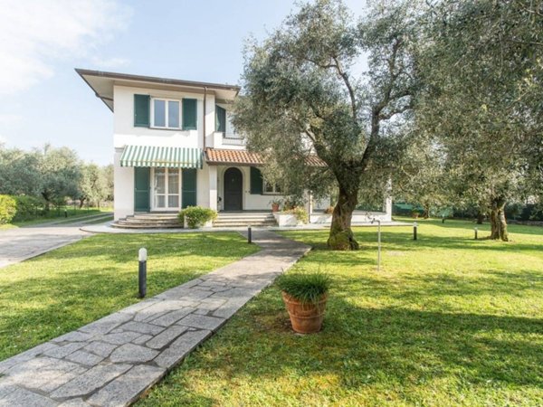 casa indipendente in vendita a Massa