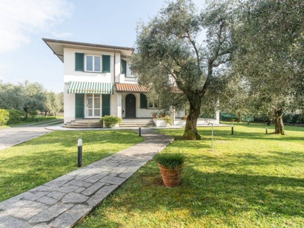 casa indipendente in vendita a Massa in zona Castagnola