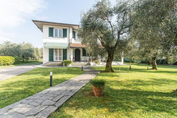 casa indipendente in vendita a Massa in zona Castagnola