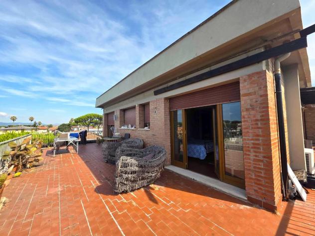 appartamento in vendita a Massa in zona Marina dei Ronchi