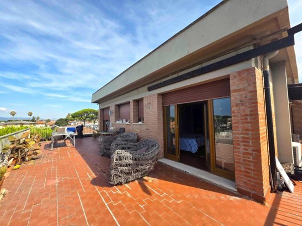 appartamento in vendita a Massa in zona Marina dei Ronchi