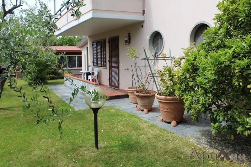 casa indipendente in vendita a Massa in zona Marina di Massa