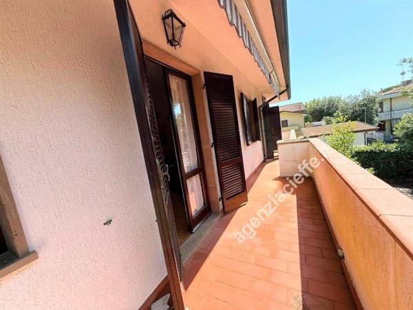 appartamento in vendita a Massa in zona Marina dei Ronchi