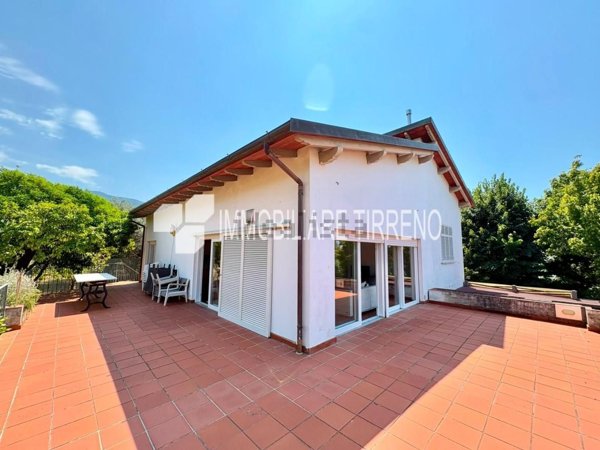 casa indipendente in vendita a Massa in zona Castagnola