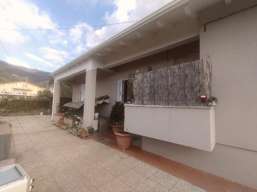 casa indipendente in vendita a Massa in zona Mirteto