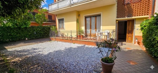 appartamento in vendita a Massa in zona Marina dei Ronchi