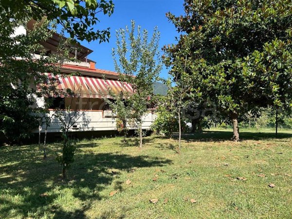 casa indipendente in vendita a Massa in zona Quercioli