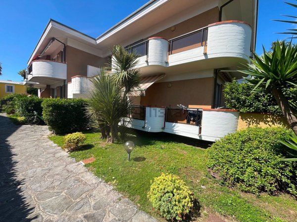 appartamento in vendita a Massa in zona Marina di Massa