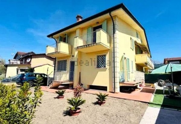 casa indipendente in vendita a Massa