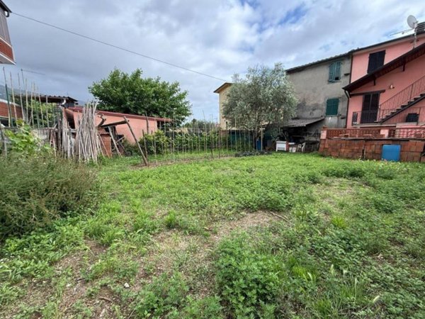 casa indipendente in vendita a Massa in zona Mirteto