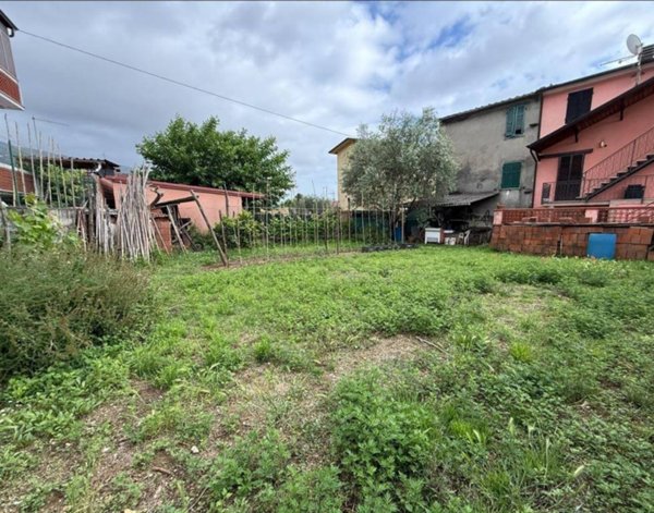 casa indipendente in vendita a Massa in zona Mirteto